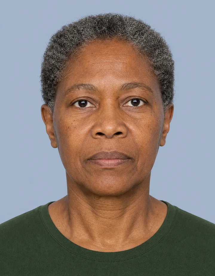 Exemple pédagogique de photo conforme, femme senior